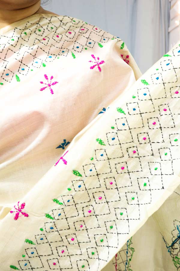 White-Saree-with-Multicolour-Kantha-Embroideries4 White Saree with Black Kantha Embroideries