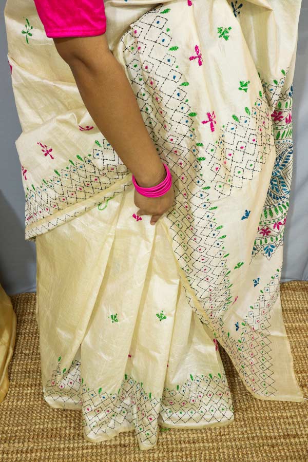 White-Saree-with-Multicolour-Kantha-Embroideries5 White Saree with Black Kantha Embroideries