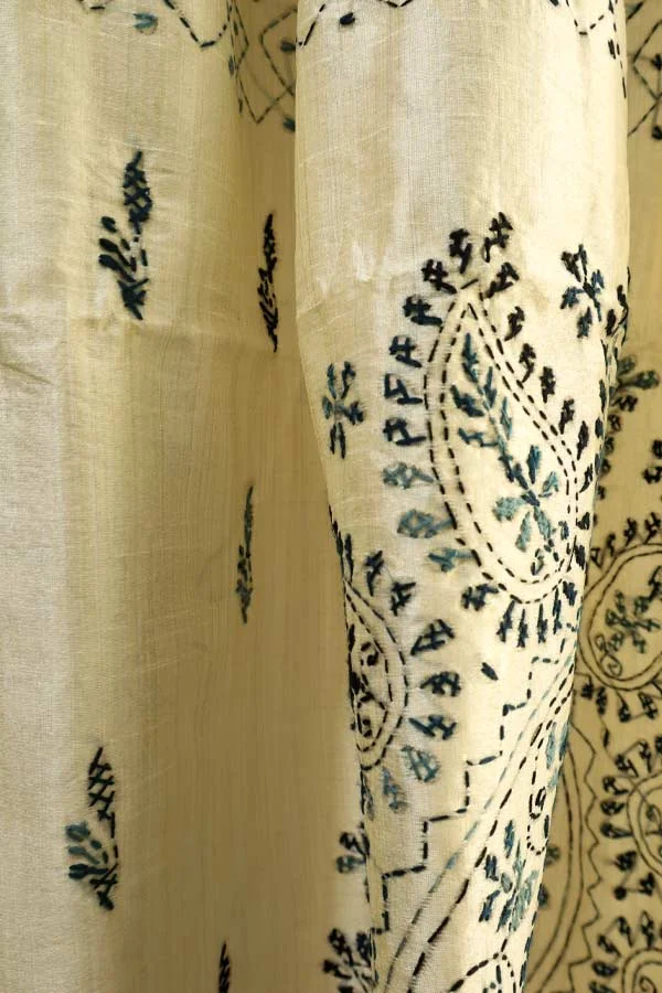 Cream-Art-Silk-Saree-with-Black-&-Grey-Kantha-Embroideries4 Cream Art Silk Saree with Black & Grey Kantha Embroideries